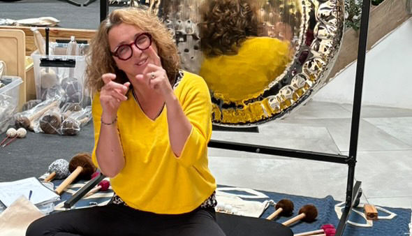 MOI ET GONG FORMATION GONG EN JAUNE .JPG