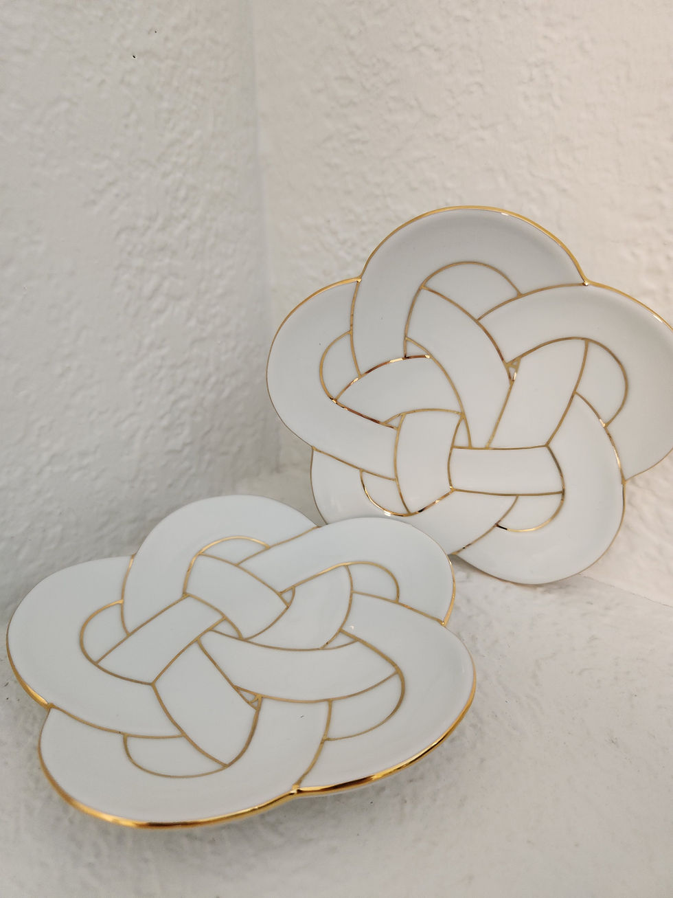 Thumbnail: Gilded Eternal Knot Porcelain Plates
