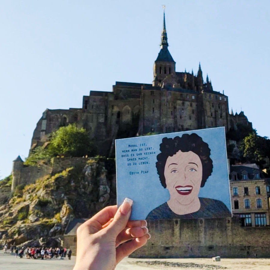 Postkarte mit der Sängerin Edith Piaf und Zitat