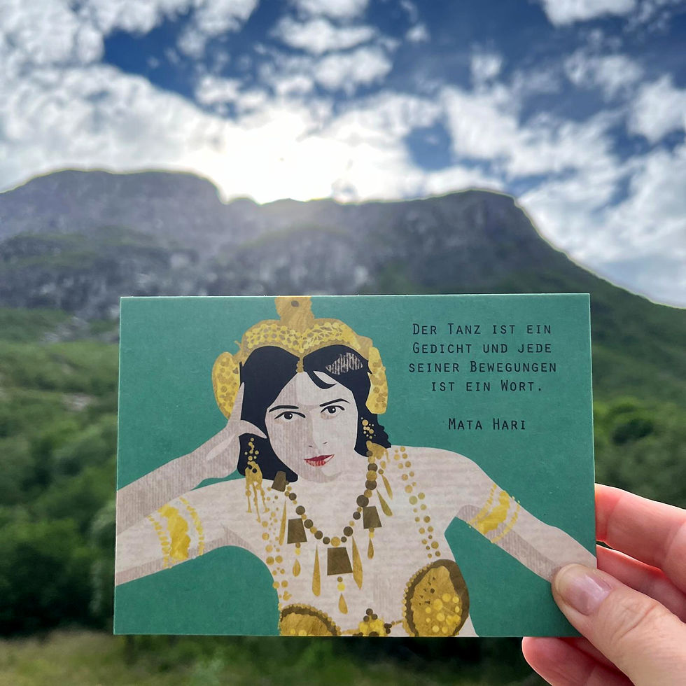 Postkarte aus Holzschliffpappe mit Mata Hari und Zitat