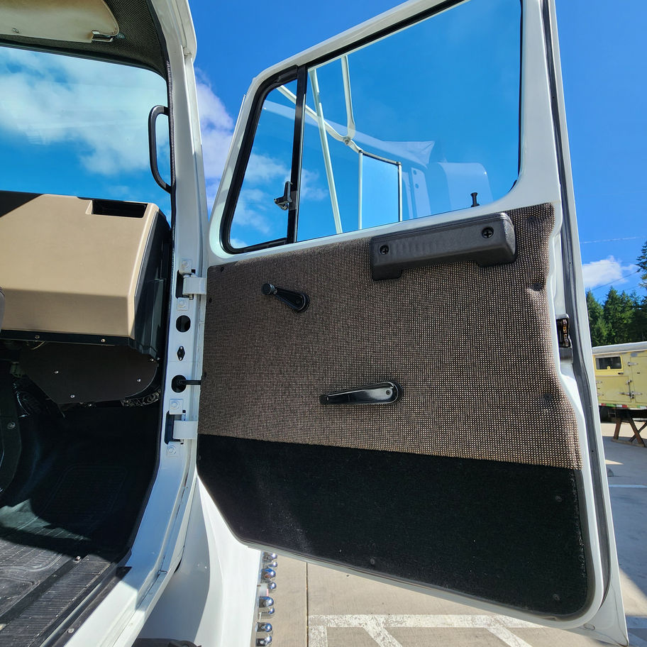 1993 INTERNATIONAL 4900 FLATBED WITH GOOSENECK BALL INSTALLED, FOR SALE AT RUSTY RIDES AUTO SALES IN PORT ORCHARD, WA USED CA
