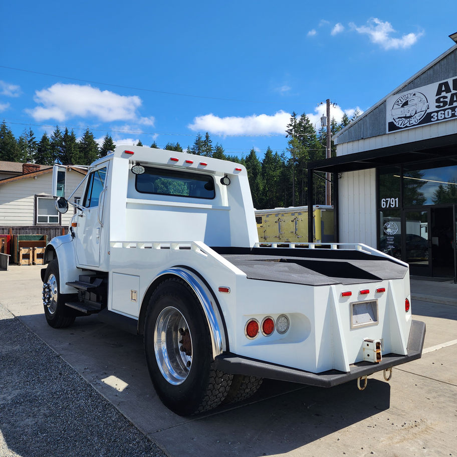 1993 INTERNATIONAL 4900 FLATBED WITH GOOSENECK BALL INSTALLED, FOR SALE AT RUSTY RIDES AUTO SALES IN PORT ORCHARD, WA USED CA