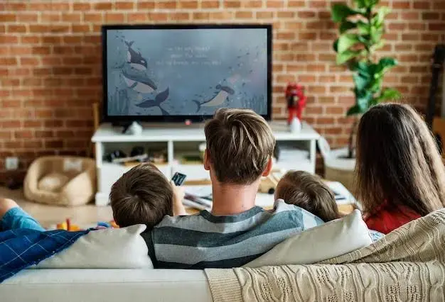 Família assistindo conteúdo do iptv