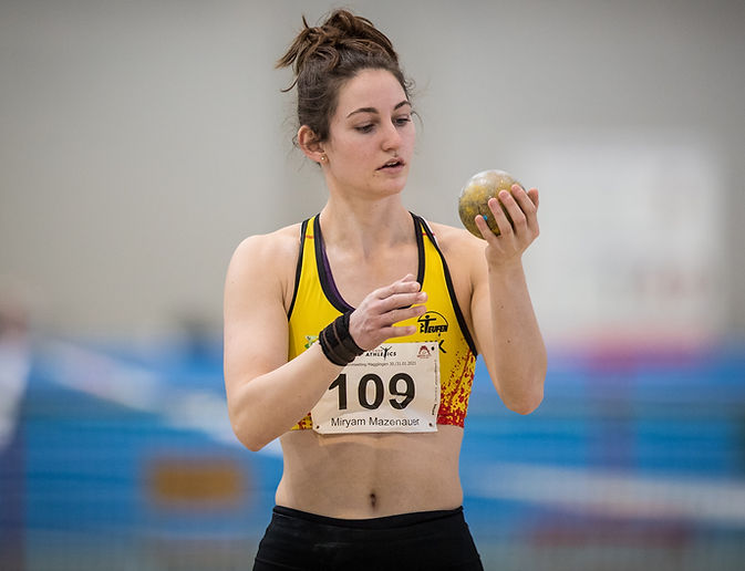 Miryam Mazenauer beim Kugelstossen, fokussiert mit Kugel in der Hand am Wettkampf für den TV Teufen