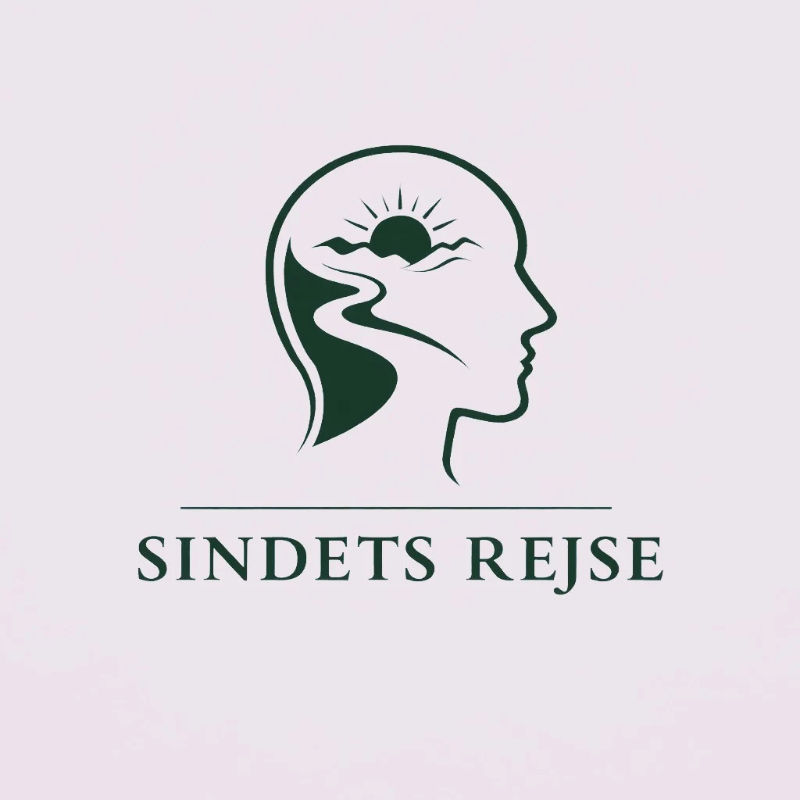 Profil af et hoved med solopgang og landskab indeni. Teksten "SINDETS REJSE" er nedenunder. Enkel, meditativ atmosfære.