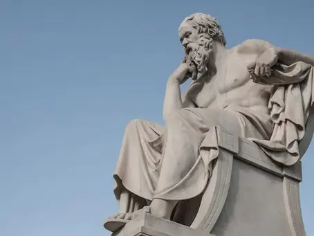 Statue af sokrates siddende og tænke