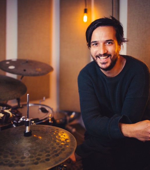 Schlagzeugcoach oder schlagzeuglehrer matthias hinter seinem Schlagzeug oder drums