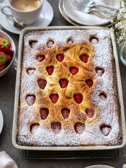 Mohn-Quark-Blechkuchen mit Erdbeeren und Swirlmuster – einfaches Rezept für die Erdbeerzeit
