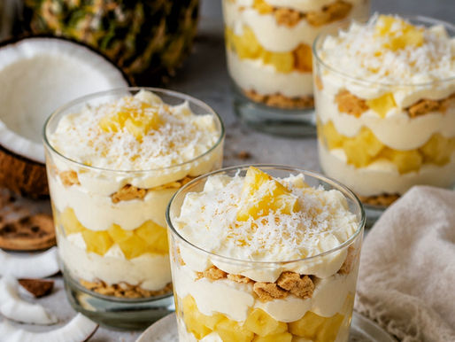 Piña-Colada-Dessert im Glas mit cremiger Mascarpone-Quark-Creme, saftigen Ananasstücken, Kokosraspeln und Keks-Schichten – ein fruchtiges Sommerdessert zum Vorbereiten.