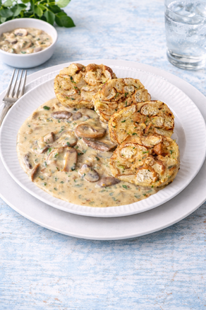 Brezelknödel mit Champignonsoße