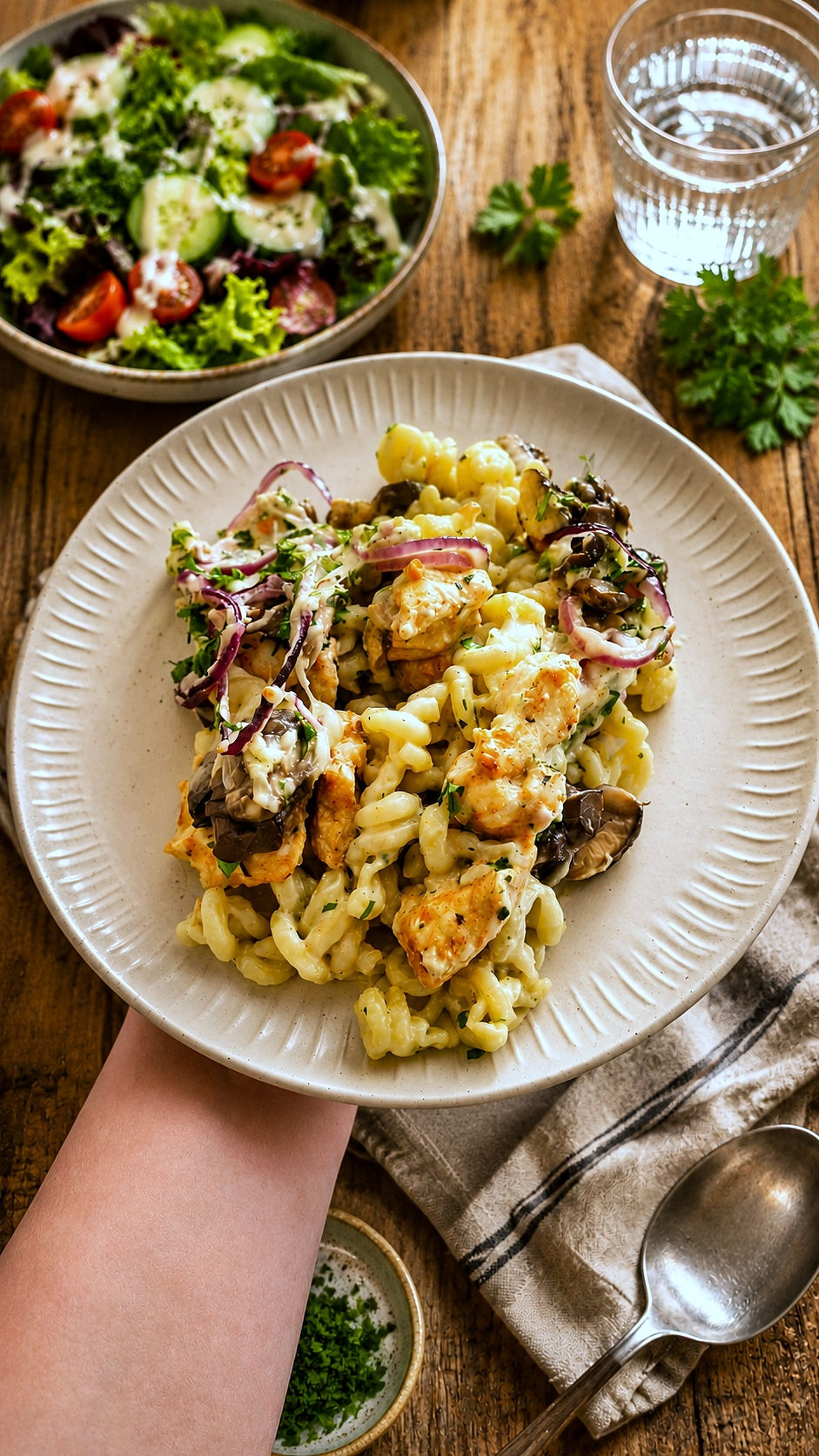 Cremiger Hähnchen-Nudelauflauf mit Champignons und Käse