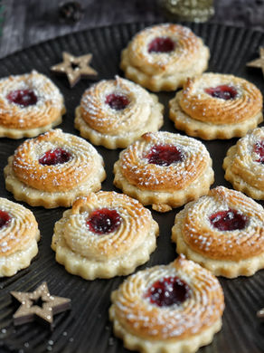 Marzipan Kranz Plätzchen mit Johannisbeergelee