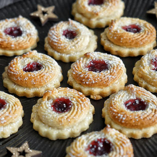 Marzipan Kranz Plätzchen mit Johannisbeergelee