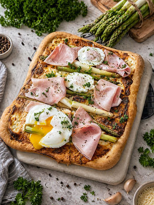 Spargelflammkuchen mit grünem und weißem Spargel, cremigem Frischkäse und blanchierten Eiern, knusprig gebacken