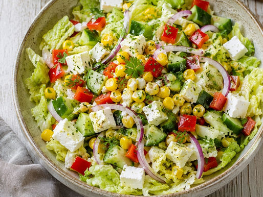 Sommerlicher Salat mit Chinakohl, Feta & Zitronen-Honig-Dressing
