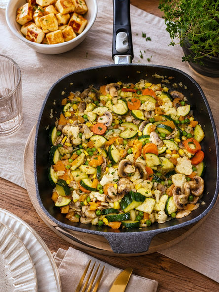 Gemüsepfanne mit angebratenem Halloumi – einfach, lecker und perfekt zur Resteverwertung