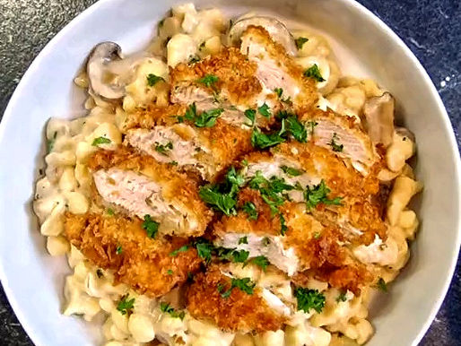 18 Knusper Hähnchen mit Champignonsoße und Spätzle