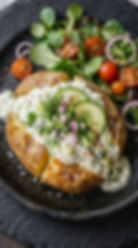 Griechische Ofenkartoffeln mit Tzatziki und Feldsalat – einfaches Sommerrezept aus dem Ofen