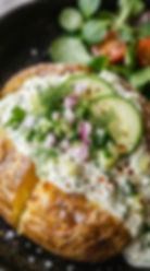 Griechische Ofenkartoffeln mit Tzatziki und Feldsalat – einfaches Sommerrezept aus dem Ofen