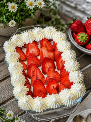 Cremiges Erdbeer-Tiramisu mit frischen Erdbeeren, luftiger Mascarponecreme und in Erdbeersaft getränkten Löffelbiskuits. Das perfekte Sommerdessert zum Vorbereiten – einfach, fruchtig und unglaublich lecker.