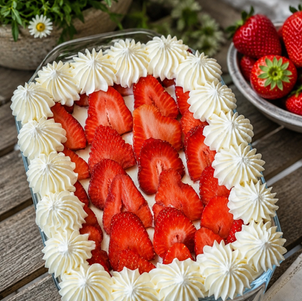 Cremiges Erdbeer-Tiramisu mit frischen Erdbeeren, luftiger Mascarponecreme und in Erdbeersaft getränkten Löffelbiskuits. Das perfekte Sommerdessert zum Vorbereiten – einfach, fruchtig und unglaublich lecker.