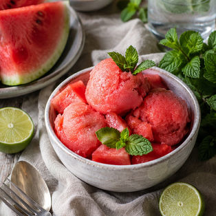 Wassermelonen-Sorbet – das einfachste Sommerdessert mit Limette und Minze
