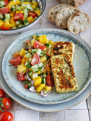 Exotischer Mango Salat mit, Gurke, Tomate und fruchtigem Himbeerdressing
