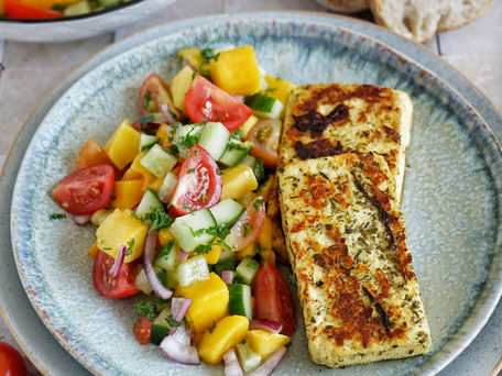 Exotischer Mango Salat mit, Gurke, Tomate und fruchtigem Himbeerdressing