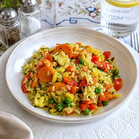Cremige Reis-Butter-Gemüsepfanne mit Buttergemüse, lockerem Reis und frischen Kräutern in einer Pfanne serviert. Ein schnelles vegetarisches Familiengericht für die einfache Alltagsküche.