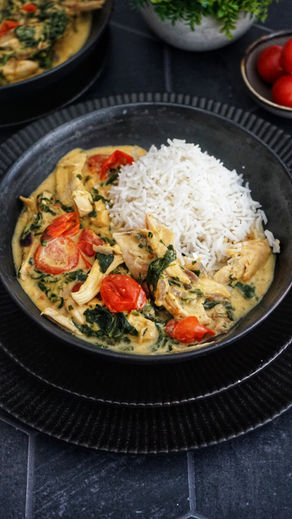Gekochtes Hähnchen in Curry Spinat Tomaten Soße