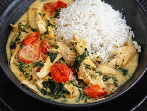 Gekochtes Hähnchen in Curry Spinat Tomaten Soße