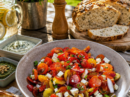Bunter sommerlicher Tomatensalat mit roten, gelben und grünen Cherrytomaten, Feta, roten Zwiebeln und frischem Schnittlauch in einem würzigen Balsamico-Senf-Dressing – perfekte Grillbeilage für den Sommer. Auszug:
