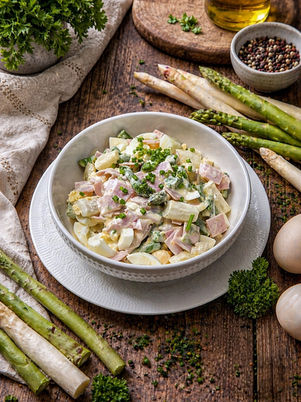 Spargel-Eiersalat mit Schinken und cremigem Dressing aus Mayonnaise und Joghurt, garniert mit frischen Kräutern, serviert in einer Schüssel – idealer einfacher Salat für die Spargelsaison