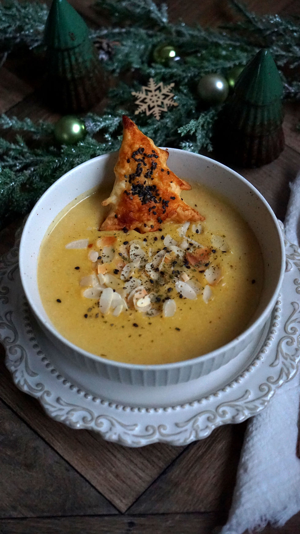 Cremige Kartoffel-Mandel Suppe mit Blätterteig Tannenbäume