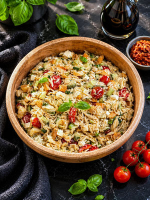 Orzo-Pesto-Salat mit Mozzarella und Gemüse – der perfekte Grillsalat für den Sommer