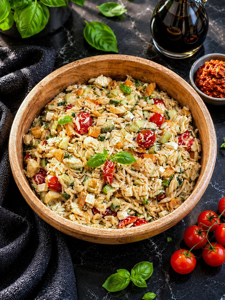 Orzo-Pesto-Salat mit Mozzarella und Gemüse – der perfekte Grillsalat für den Sommer