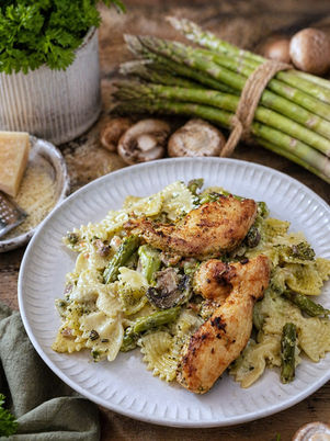 Frühlingshaftes Feierabendblech mit Pasta, Hähnchen, grünem Spargel und Champignons in cremiger Soße direkt aus dem Ofen
