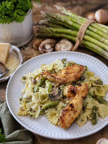 Frühlingshaftes Feierabendblech mit Pasta, Hähnchen, grünem Spargel und Champignons in cremiger Soße direkt aus dem Ofen