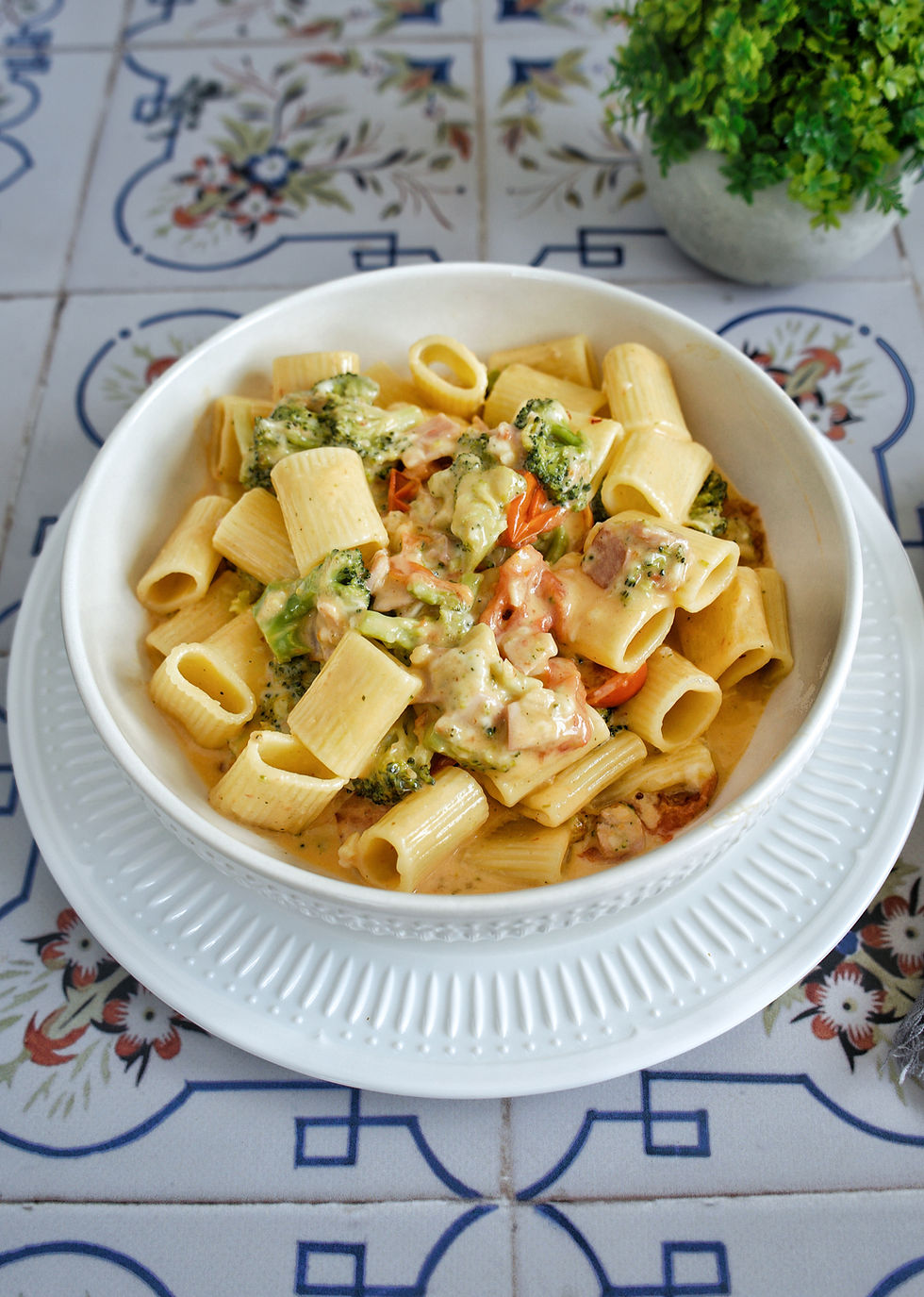 Pasta mit Tomaten, Schinken und Brokkoli