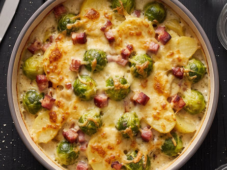 Rosenkohl-Kartoffel-Auflauf mit Speck – cremig und einfach aus dem Ofen!