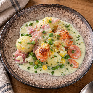 Cremiger Mini-Knödel-Auflauf mit Schinken und Buttergemüse