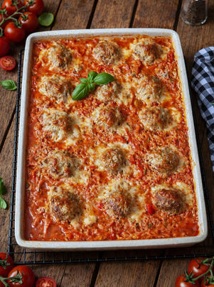 Feierabend-Blech mit Reisnudeln und Hackbällchen