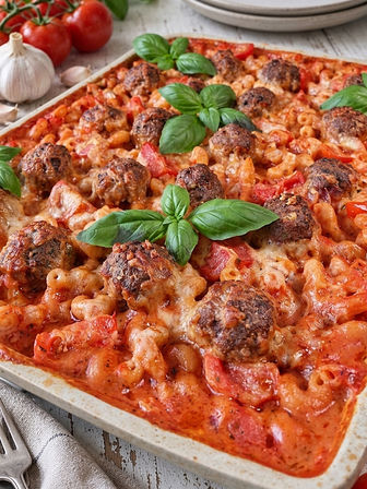 Italienisches Feierabendblech mit Pasta und Hackbällchen