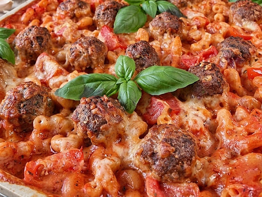 Italienisches Feierabendblech mit Pasta und Hackbällchen