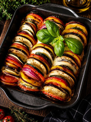 Ratatouille-Auflauf mit Zucchini, Auberginen, Tomaten, roten Zwiebeln und Mozzarella in einer Auflaufform geschichtet und goldbraun überbacken. Ein leichtes, mediterranes Sommergericht mit frischen Kräutern und aromatischer Tomaten-Balsamico-Soße.