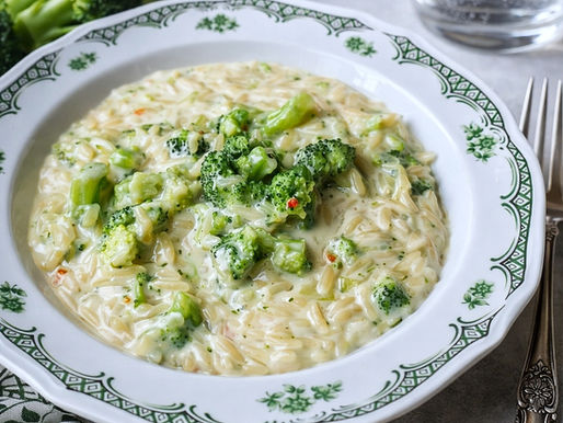 Cremige Orzo Topf mit Brokkoli und Käse