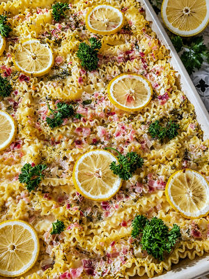 Cremige Zitronenpasta aus dem Ofen auf dem Ofenzauberer von Pampered Chef. Die vegetarische Pasta wird mit Penne, Frischkäse, Sahne, Parmesan und frischer Bio-Zitrone zubereitet. Das Rezept zeigt Zutaten, Zubereitungsschritte und Serviervorschlag für eine einfache, sommerliche One-Pot-Pasta. Auszug