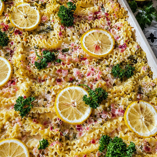 Cremige Zitronenpasta aus dem Ofen auf dem Ofenzauberer von Pampered Chef. Die vegetarische Pasta wird mit Penne, Frischkäse, Sahne, Parmesan und frischer Bio-Zitrone zubereitet. Das Rezept zeigt Zutaten, Zubereitungsschritte und Serviervorschlag für eine einfache, sommerliche One-Pot-Pasta.  Auszug