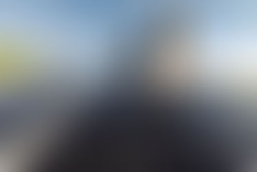 Instalación de paneles solares con volcán en el fondo