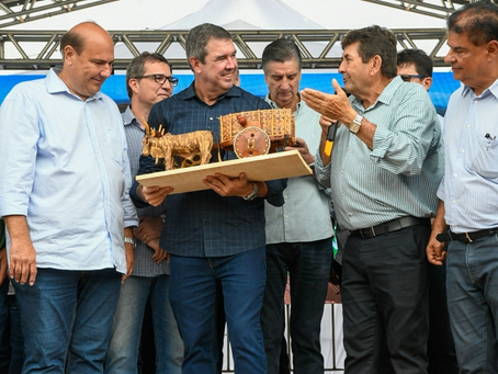 O município de Inocência viveu neste sábado (7) um momento histórico para o seu desenvolvimento. Em agenda realizada na cidade, o governador Eduardo Riedel assinou ordens de início de serviço para um conjunto de obras que somam mais de R$ 150 milhões em investimentos, fortalecendo a infraestrutura, a logística e a mobilidade urbana do município.